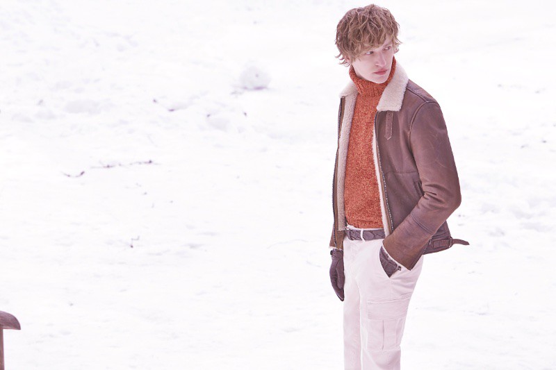 Thêm yếu tố sang trọng cho chiếc áo bomber da chắc chắn bằng cách kết hợp nó với áo cổ lọ. 