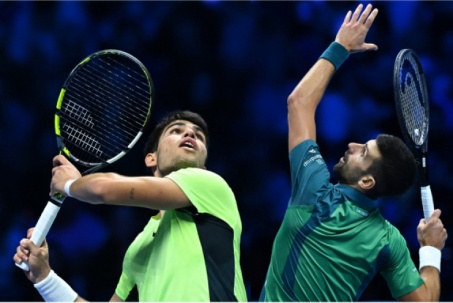 Alcaraz thất vọng vì thua ATP Finals, Djokovic vẫn khen đàn em