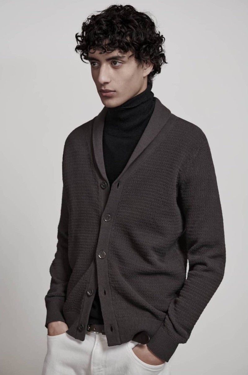 Áo len dệt kim nhiều lớp tạo nên một bộ trang phục bất ngờ vừa có phong cách vừa thoải mái.