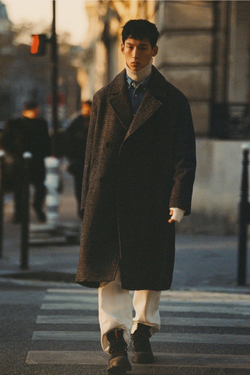 Sử dụng áo len cao cổ làm lớp nền cho áo khoác mùa đông của bạn. Hãy thử một chiếc áo sơ mi denim để có sự kết hợp vui tươi giữa các họa tiết. 