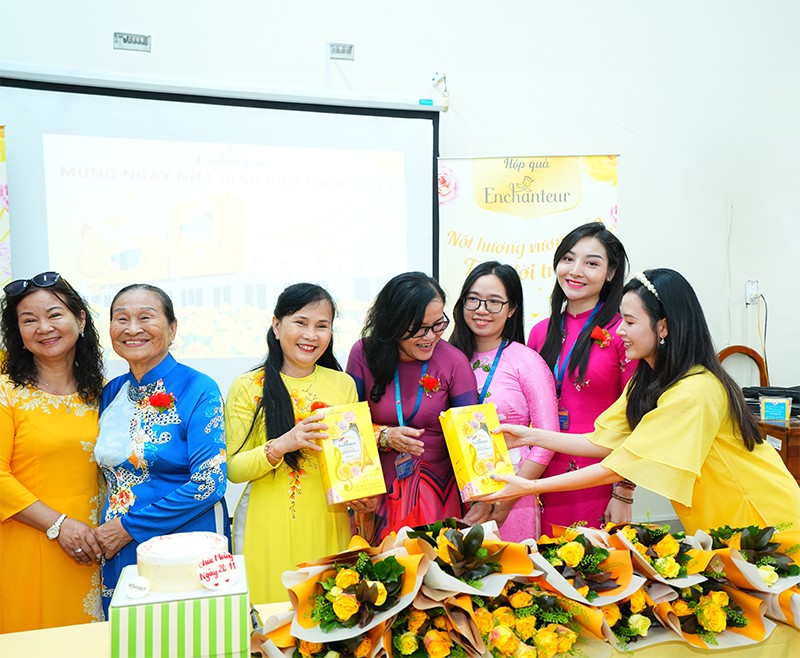 Gợi ý quà tặng thầy cô ngày 20/11: Hãy để “hộp quà giao hưởng” này thay bạn “cất lời” yêu thương - 1