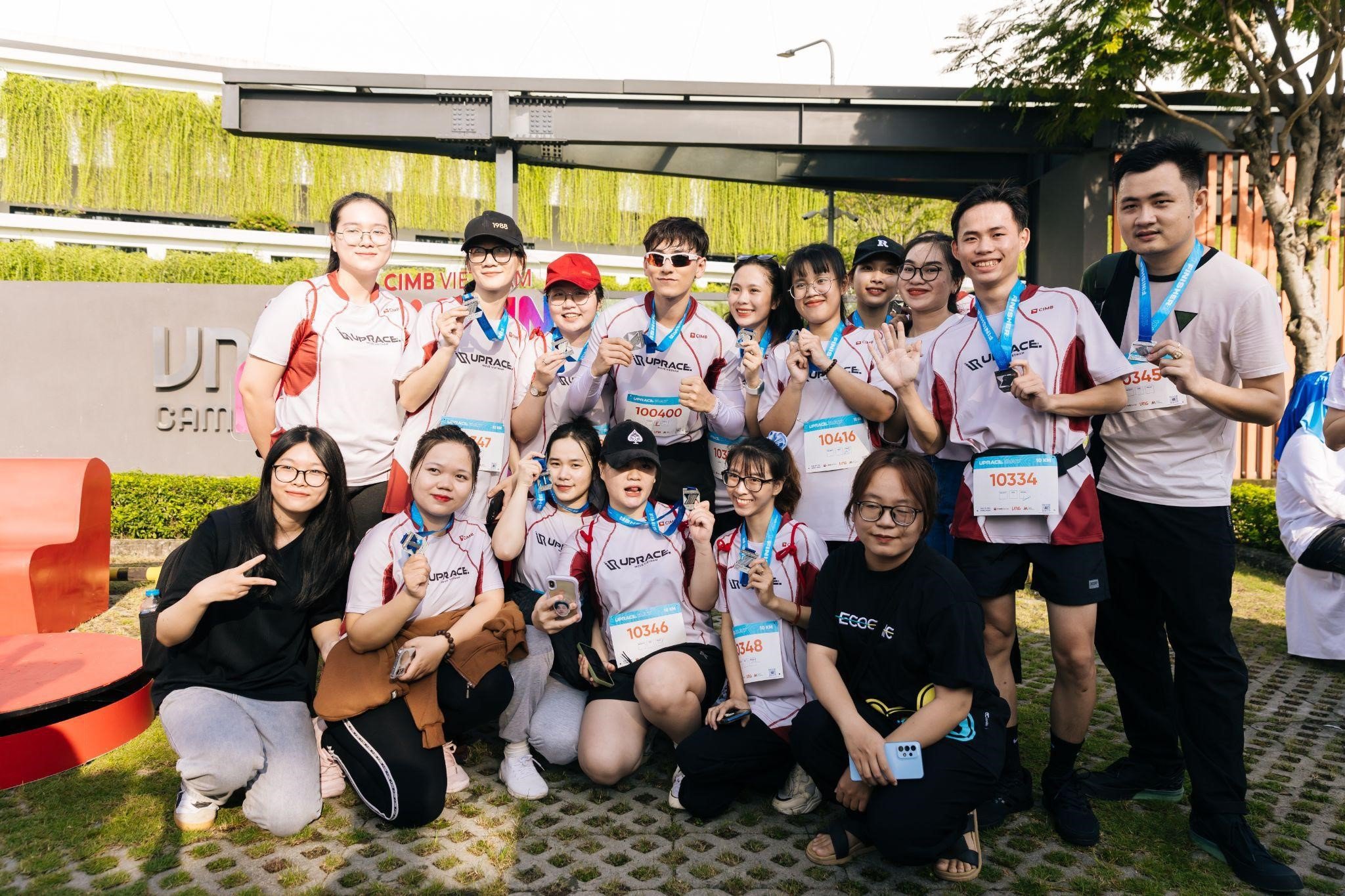 Người tham gia UpRace Day tại Thành phố Hồ Chí Minh chụp cùng ca sĩ Isaac