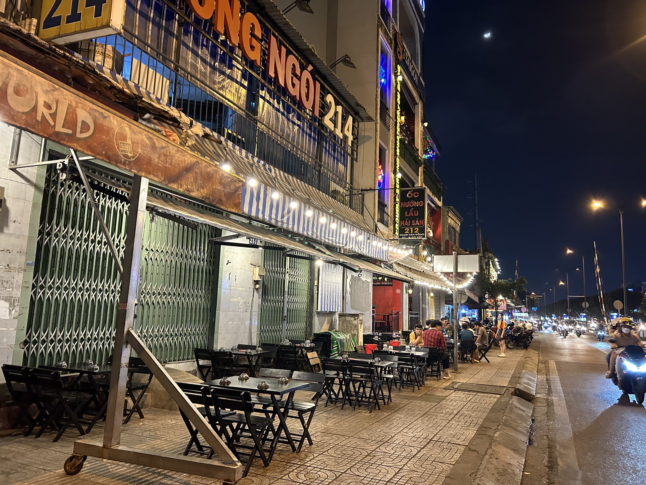 Đường Phạm Văn Đồng trải dài từ Gò Vấp đến TP. Thủ Đức, tuyến đường đẹp, đông phương tiện nên quán nhậu được mở ra rất nhiều. Tuy nhiên từ Gò Vấp đến Thủ Đức, quán nhậu đều rơi vào tình trạng chung là ế ẩm. Khách giảm từ 50 – 70%.