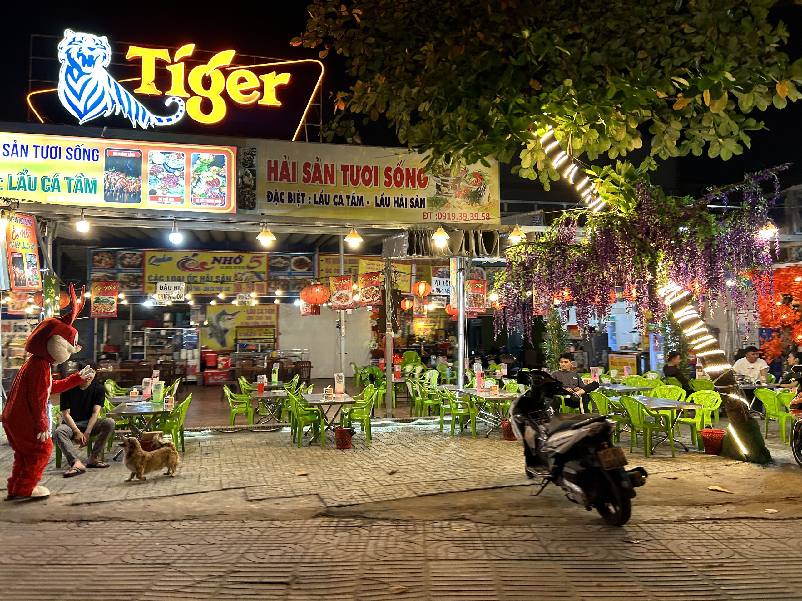 Quán nhậu ế ẩm, nhân viên ngồi “ngáp ngắn ngáp dài” chờ khách. Có thể thấy, người dân dần bỏ thói quen ăn nhậu sau giờ làm hay cuối tuần cũng một phần vì ý thức và trách nhiệm khi tham gia giao thông.