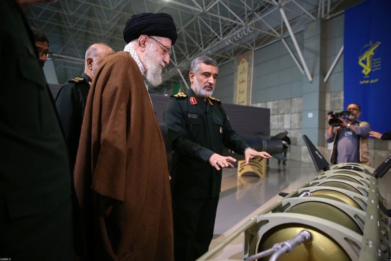 Giáo chủ Iran có mặt tại triển lãm giới thiệu những tiến bộ của Iran trong công nghệ hàng không vũ trụ.