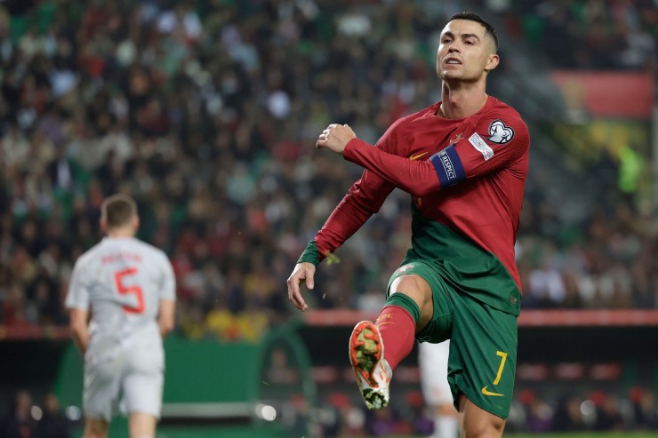 Ronaldo "tịt ngòi" trước Iceland và chính thức tan mộng đua "Vua phá lưới"