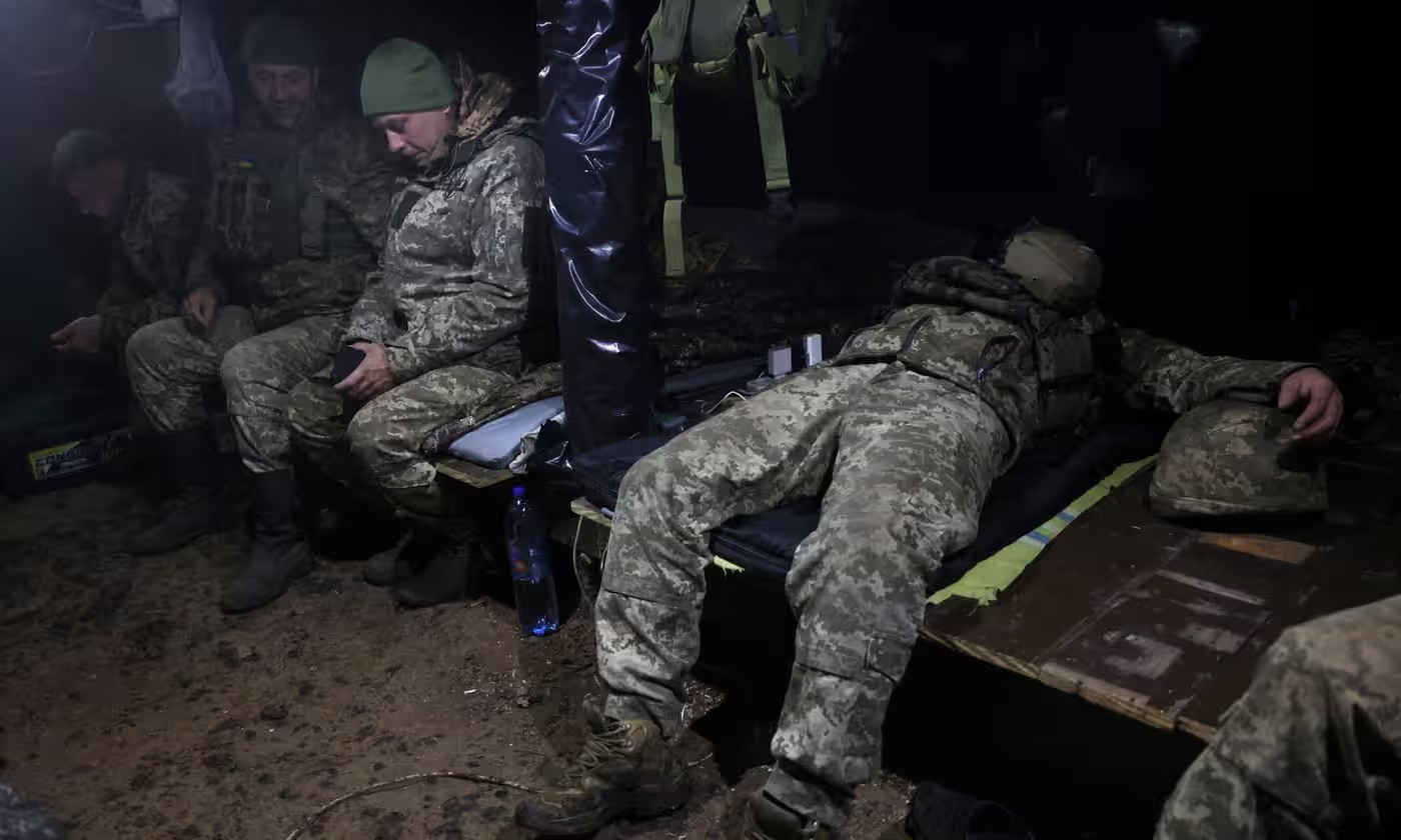 Binh sĩ Ukraine trong hầm trú ẩn gần Bakhmut (ảnh: CNN)