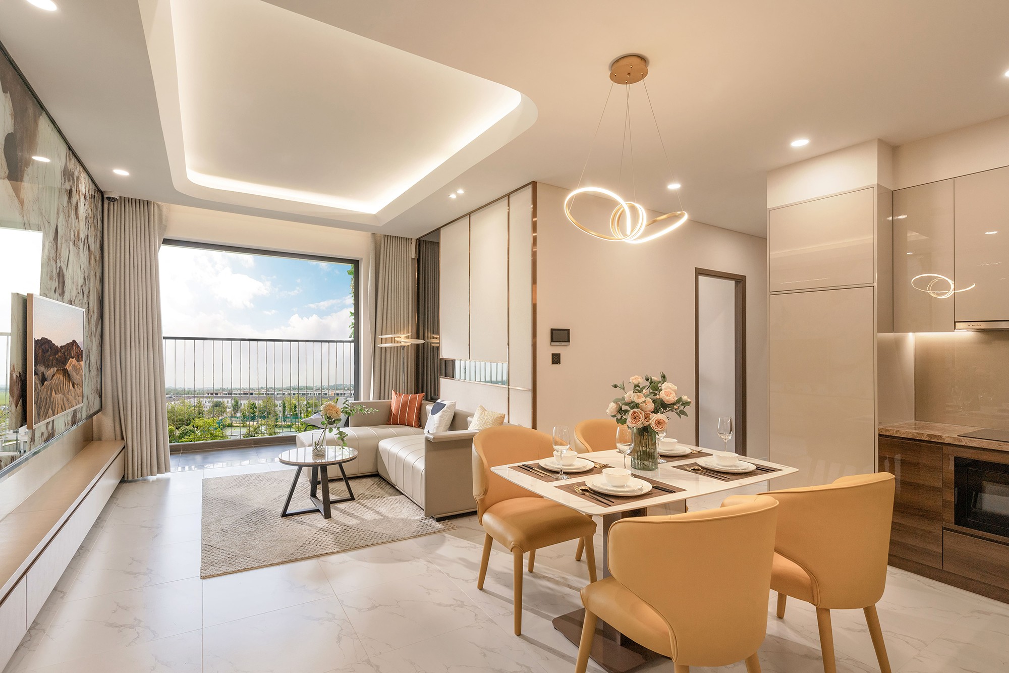 Ban công nối liền phòng khách, phòng ngủ master và phòng ngủ cho bé giúp phụ huynh dễ dàng kết nối với con yêu