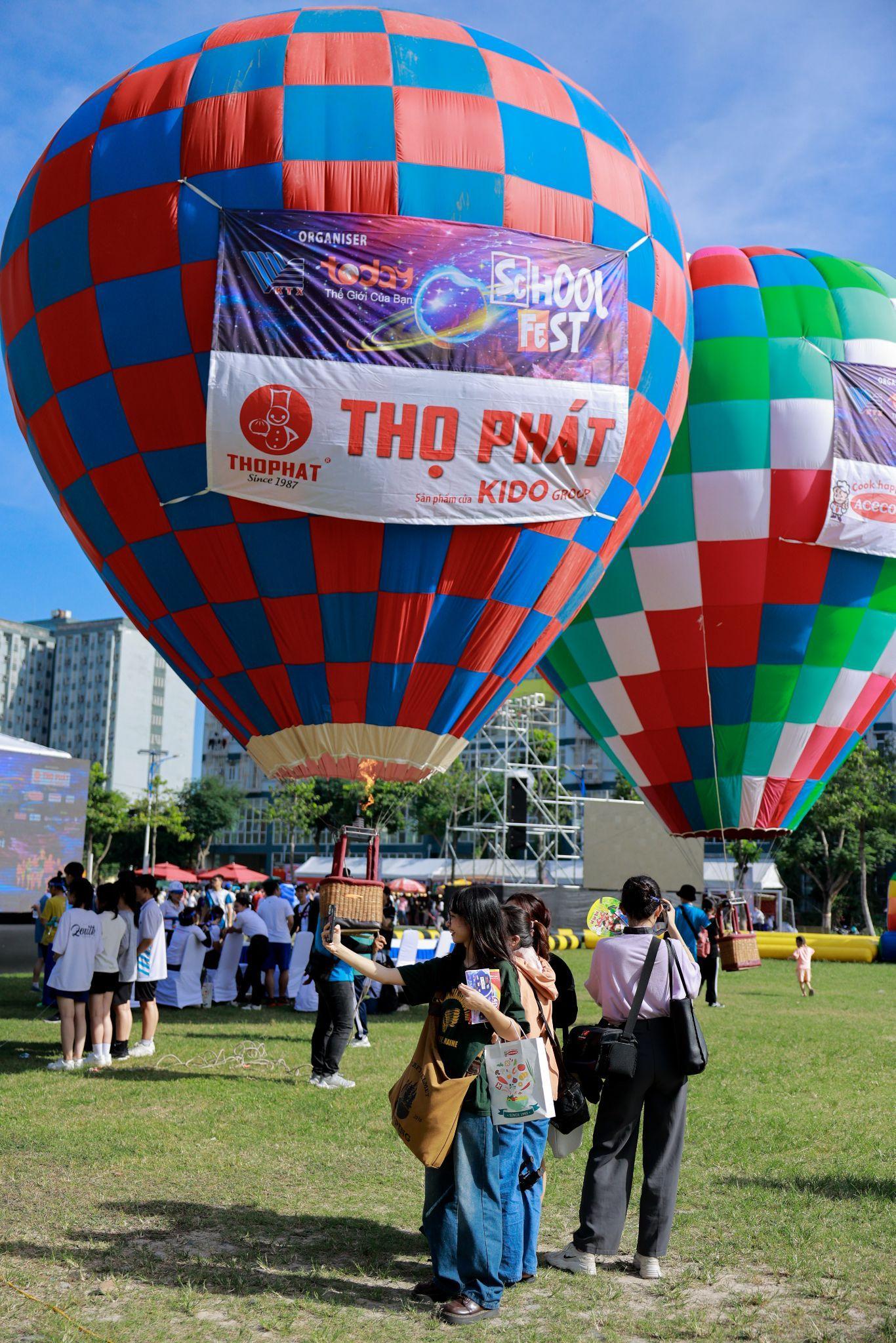 Sinh viên phấn khích khi lần đầu được chứng kiến và chụp hình bên khinh khí cầu khổng lồ