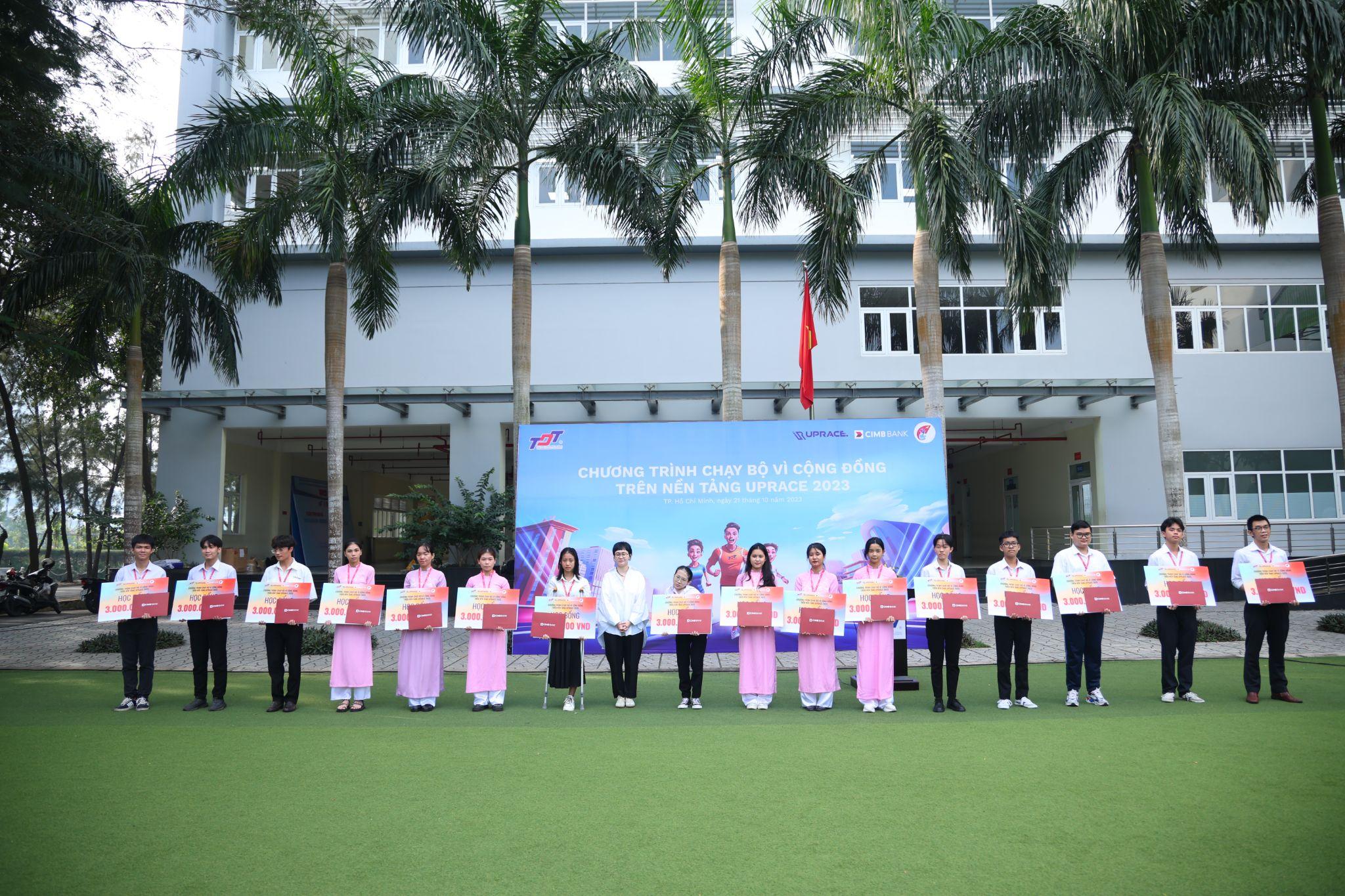 Đại diện CIMB Việt Nam trao 16 suất học bổng cho các sinh viên có hoàn cảnh khó khăn tại Đại học Tôn Đức Thắng