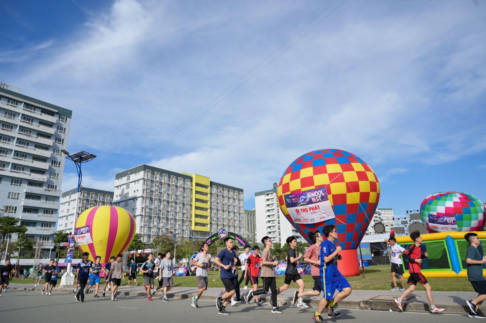 Vận động viên chiến thắng lần lượt nhận được giải thưởng hiện kim từ 2 triệu đồng, huy chương, giấy chứng nhận cùng combo quà tặng cho từng cá nhân