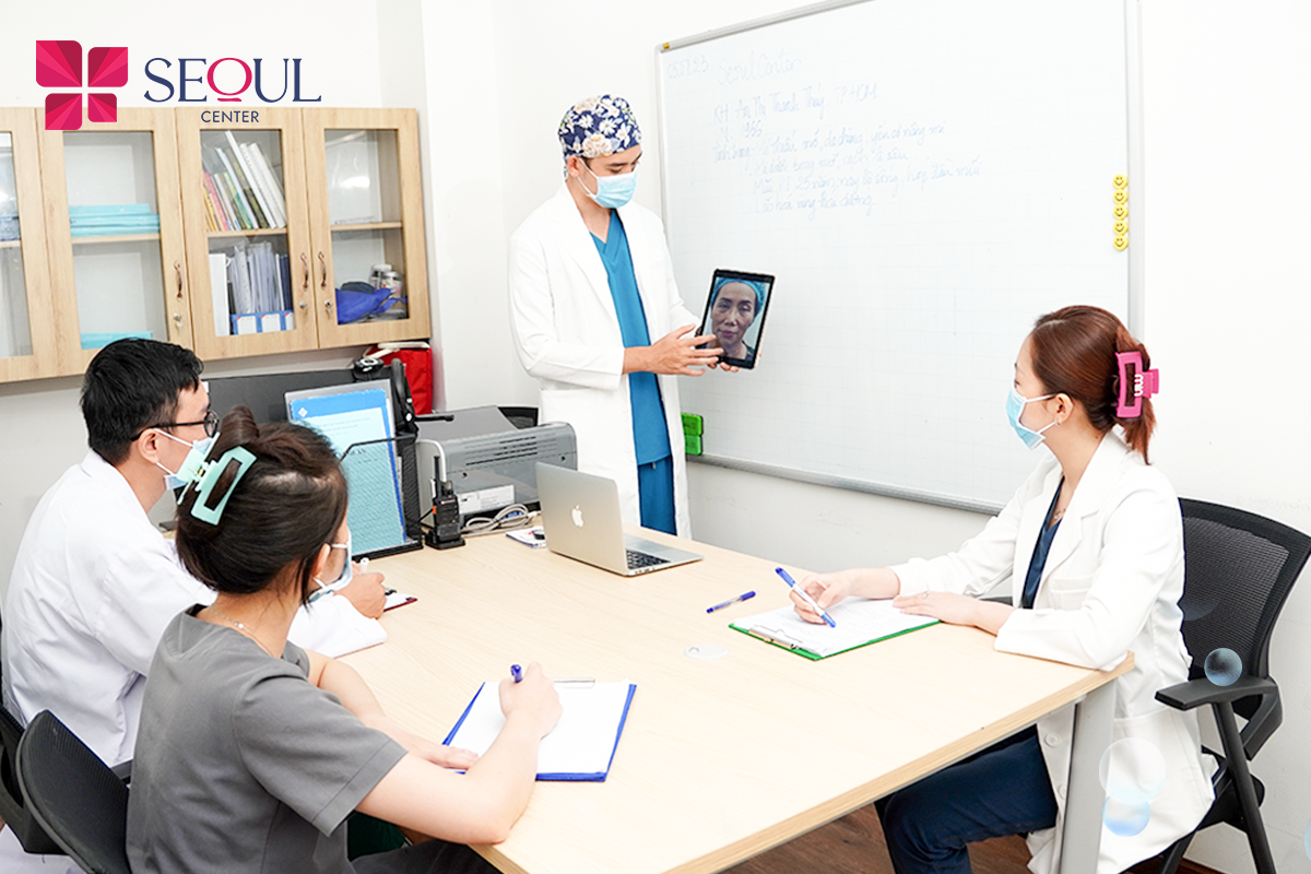 Bác sĩ thường xuyên chia sẻ những kiến thức lĩnh vực thẩm mỹ khuôn mặt