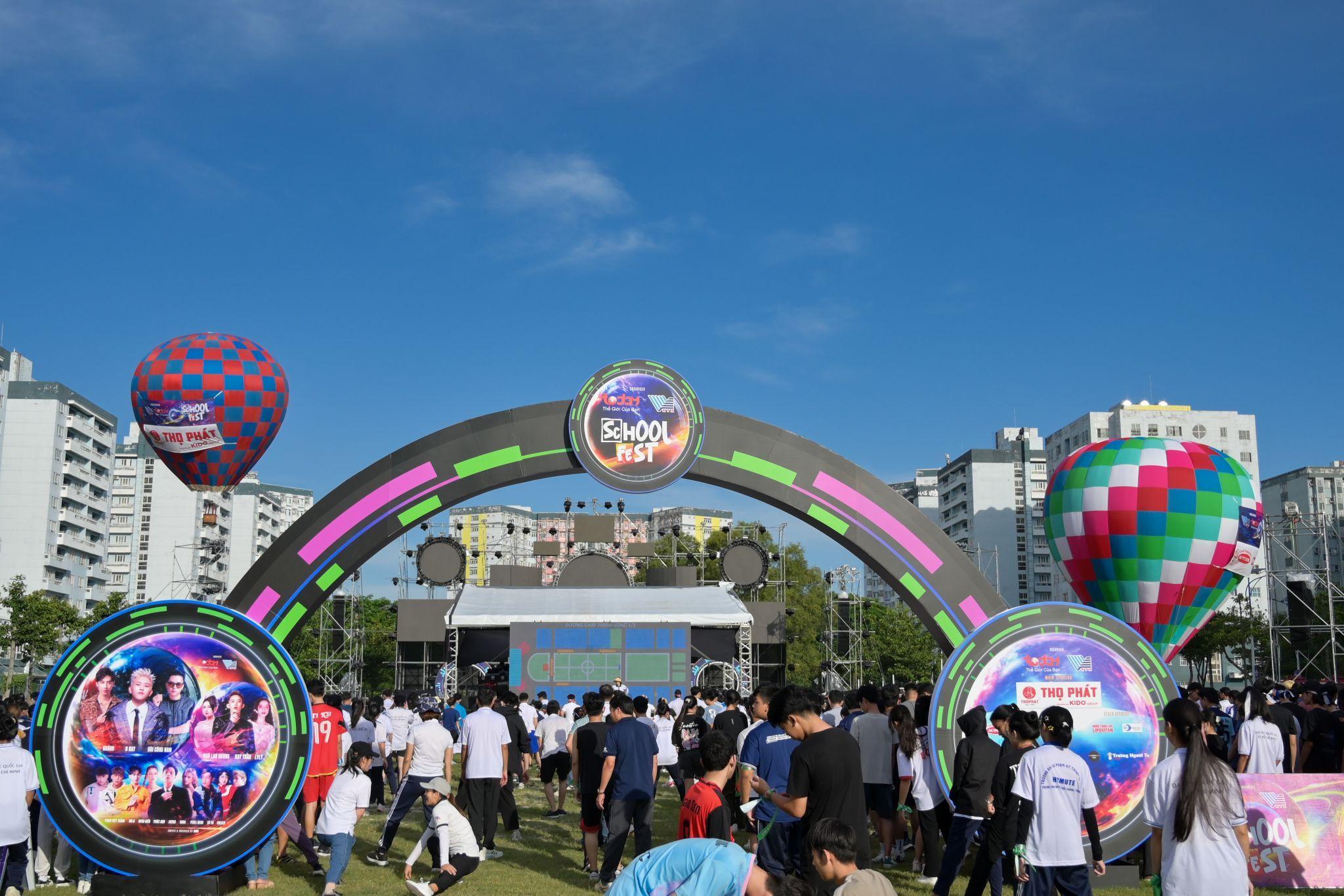 Lễ khai mạc Ngày hội School Fest càng thêm hoành tráng với những quả khinh khí cầu khổng lồ thu hút hàng nghìn người sớm xuống tham gia