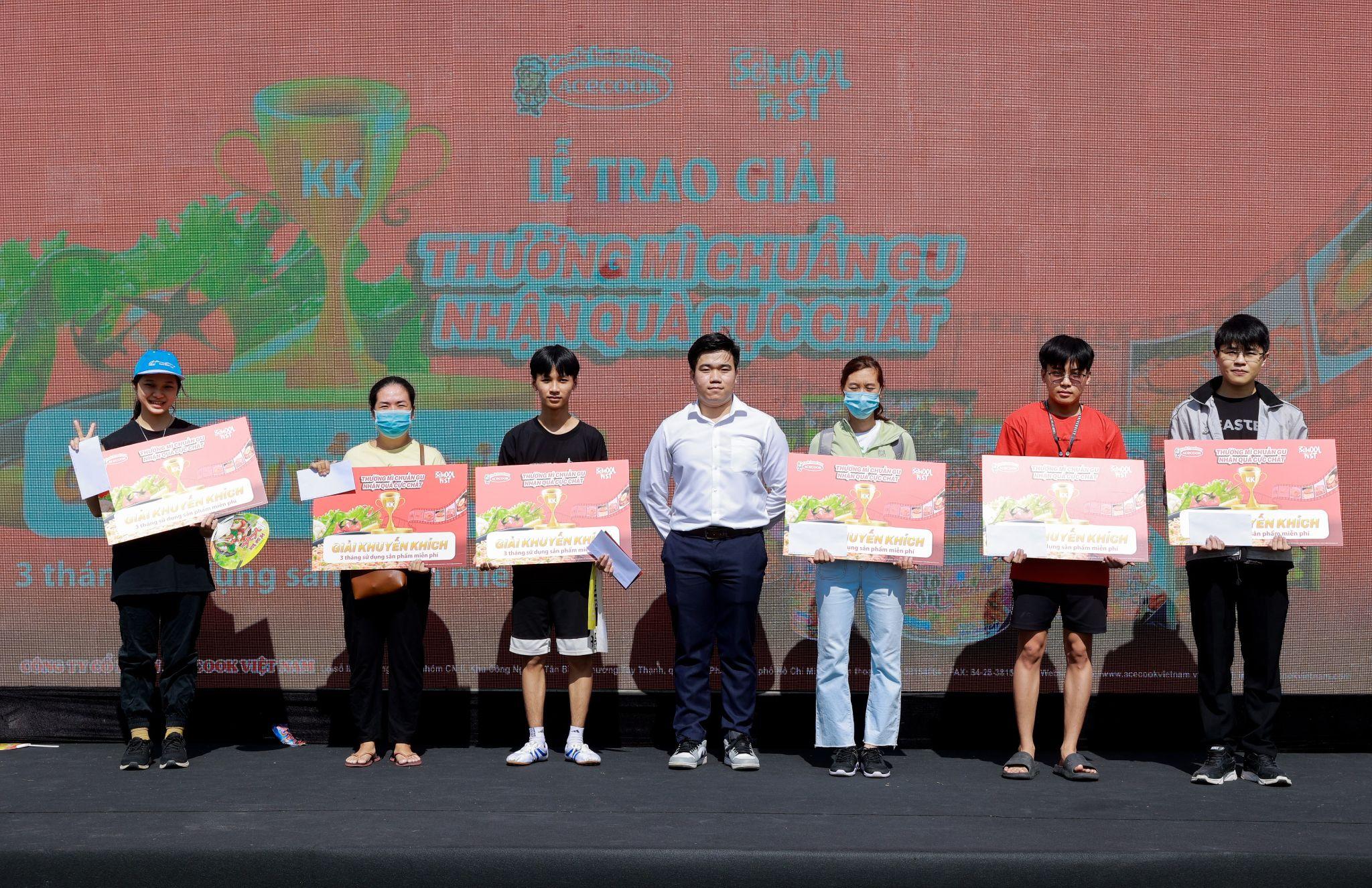 Đại diện công ty Acecook Việt Nam lên trao giải cho các bạn chiến thắng cuộc thi thưởng mì