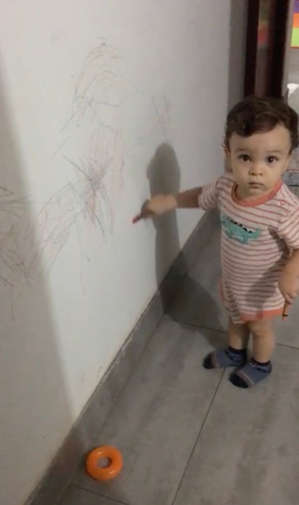 Cho con trai vẽ trên tường khi còn bé, bà mẹ không ngờ được điều này - 1