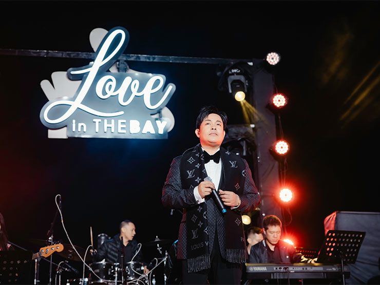 Sân khấu đặc biệt Love In The Bay cũng đánh dấu sự xuất hiện của Quang Lê sau khi anh giảm 13kg.