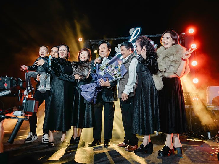 Nam ca sĩ nhận được sự ủng hộ nhiệt tình của khán giả.