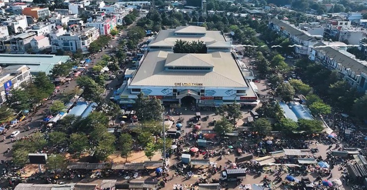Xung quanh chợ Long Thành, tỉnh Đồng Nai có rất nhiều người bán hàng bằng xe lôi, xe ba gác phải đóng tiền “làm luật” hằng tháng. Ảnh trong bài: MINH TRÍ - MINH HẬU