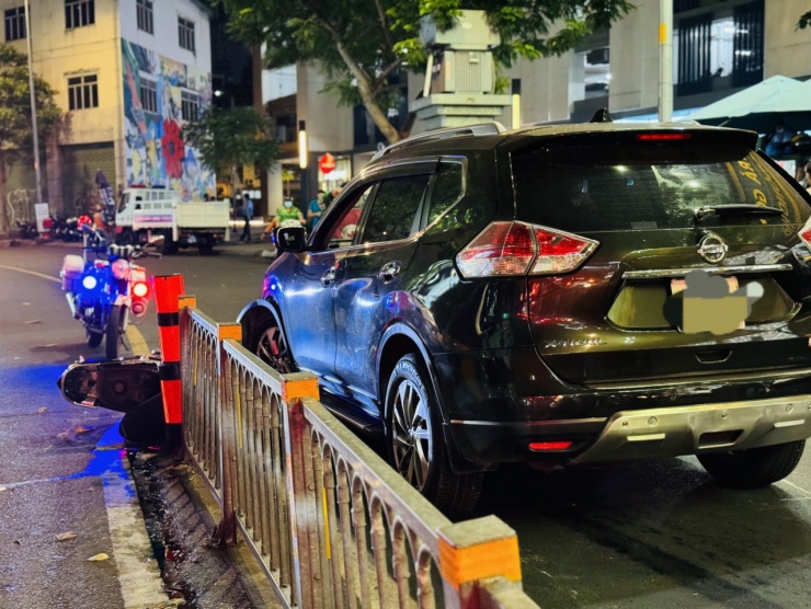 Chiếc xe máy bị ủi vào giải phân cách&nbsp;giữa đường