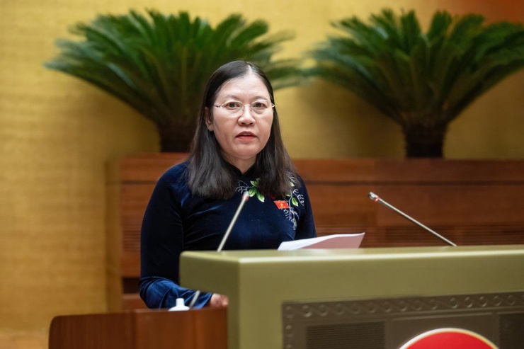 Chủ nhiệm Ủy ban Tư pháp của Quốc hội Lê Thị Nga trình bày báo cáo thẩm tra. Ảnh: QH