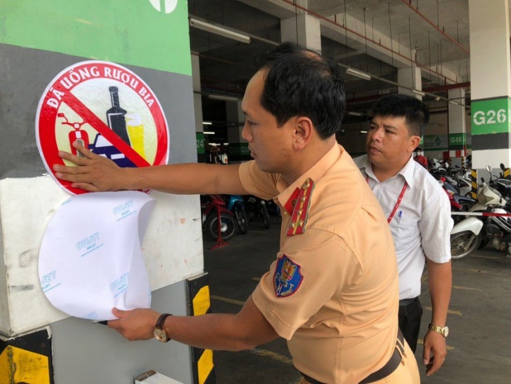 Cảnh sát giao thông tuyên truyền về việc không điều khiển phương tiện khi đã uống rượu bia. Ảnh PN.