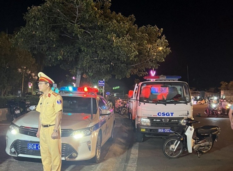 CSGT Bộ Công an và CSGT Bình Thuận phối hợp kiểm tra nồng độ cồn. Ảnh PN.