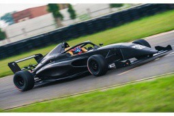 Tay đua Việt bước lên bục podium tại giải đua xe F4 Indian Championship 2023