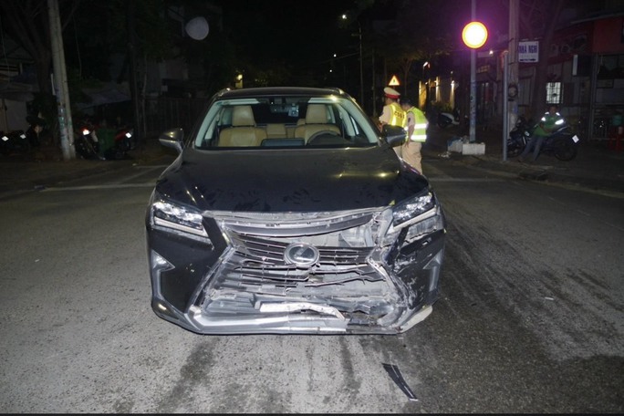 Xe Lexus bị hư hỏng sau cú tông trực diện vào xe ô tô 5 chỗ, ảnh: Công an TP Bà Rịa