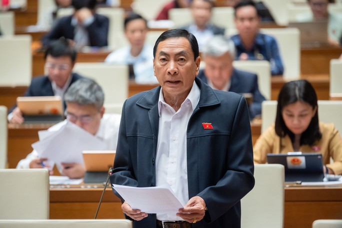 Đại biểu Quốc hội Phạm Văn Hoà phát biểu trước Quốc hội