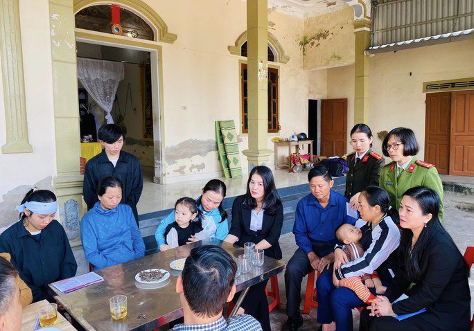 Đại diện Hội LHPN Hà Tĩnh thăm hỏi động viên gia đình Đại úy Trần Trung Hiếu (Ảnh Hội LHPN Hà Tĩnh)