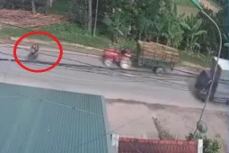 Clip: Chạy xe kiểu “bất thình lình” đúng lúc xe tải lao tới, 2 người đi xe máy điện gặp nạn