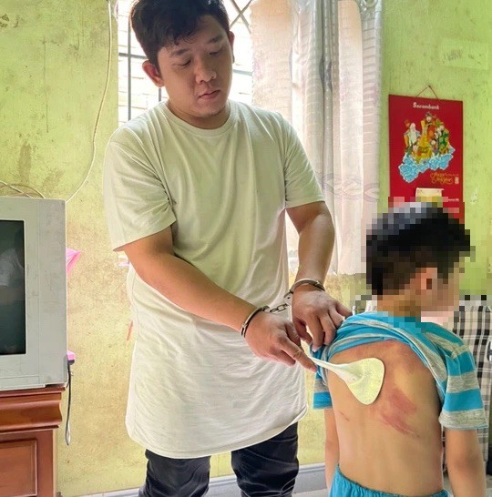 Minh đang thực nghiệm hiện trường vụ đánh con