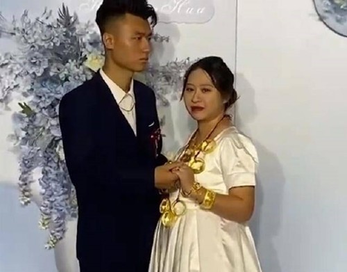 Chú rể mặt buồn rười rượi trong đám cưới của chính mình