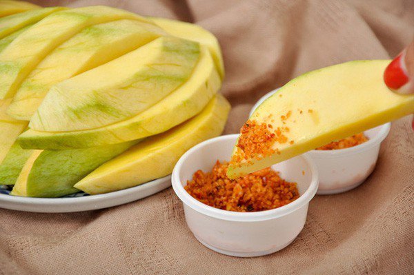 Hạn chế để muối, nước mắm trên bàn ăn. Ảnh minh họa