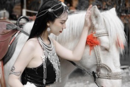 Thời trang - Cưỡi ngựa, bắn cung, nữ diễn viên 20 tuổi diện áo yếm khoe da trắng phát sáng, dáng nuột nà