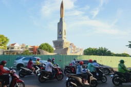 Tin tức trong ngày - Đang tiến hành di dời tượng đài Dầu khí Vũng Tàu