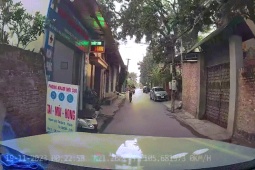 Xe máy - Xe đạp - Clip: Khi phụ nữ "lên đời" bằng xe máy điện và cái kết phì cười