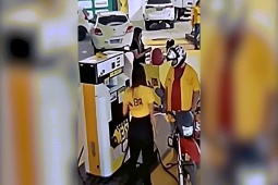 Xe máy - Xe đạp - Clip: Pha rút ví khiến nhân viên cây xăng chạy "té khói"