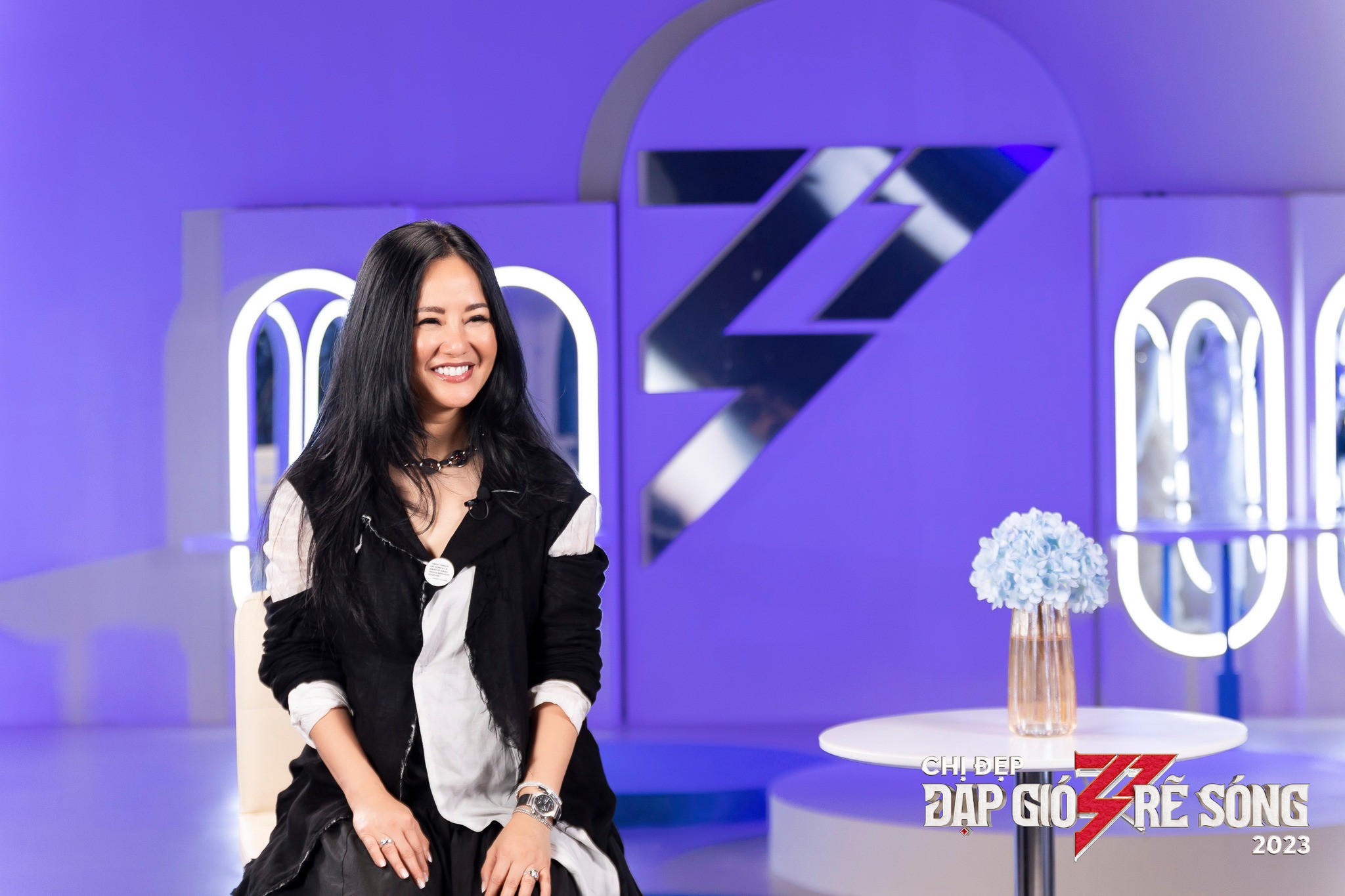 Diva Hồng Nhung trong lần hiếm hoi tham gia chương trình truyền hình thực tế.
