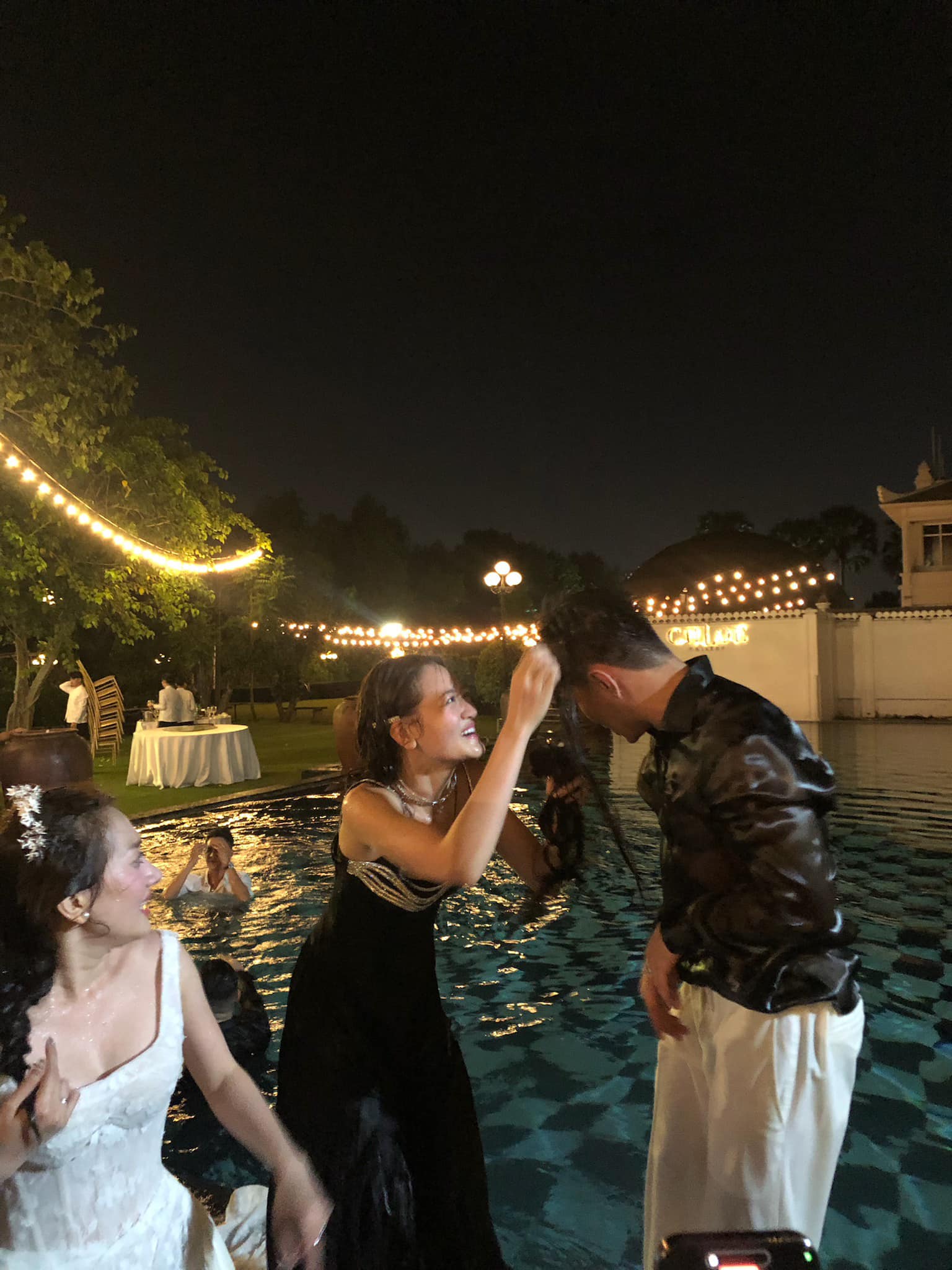 Dàn sao Việt ướt sũng sau tiệc cưới Phương Lan - 6