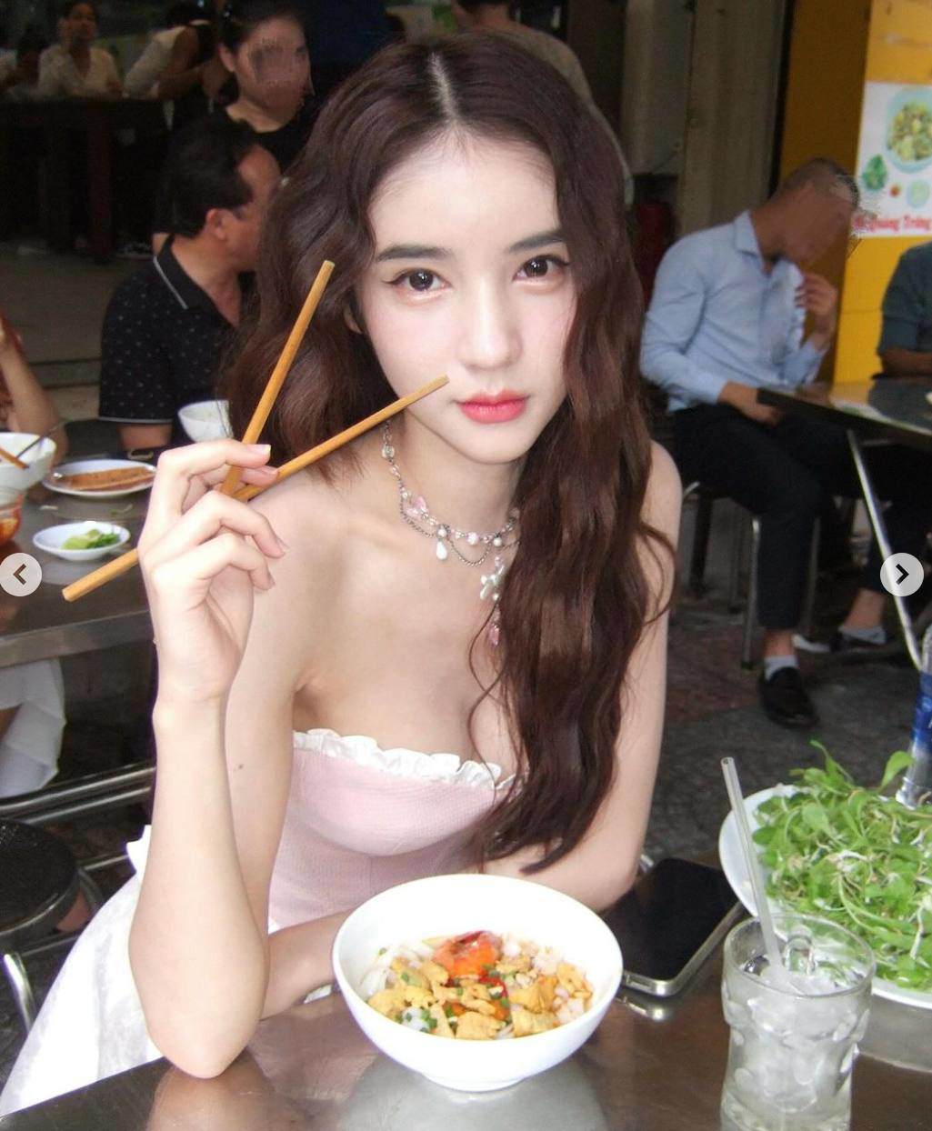 Danh tính "nữ thần" xinh đẹp ngồi vỉa hè ăn mì Quảng hút 2,8 triệu fan theo dõi - 1