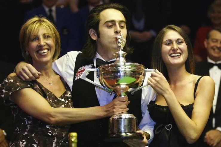 O'Sullivan ăn mừng chức vô địch thế giới 2004 cùng mẹ và chị gái