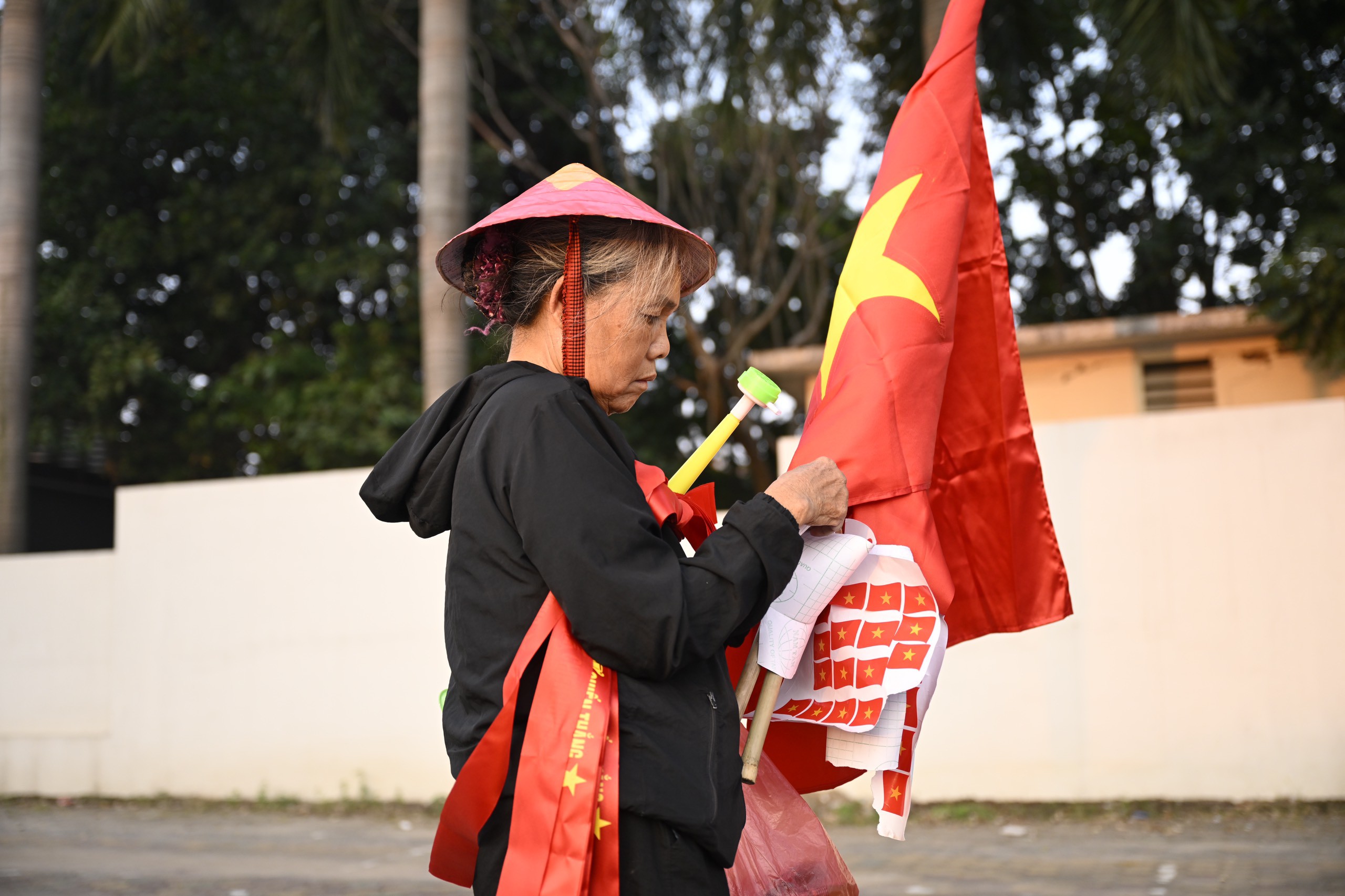 Nhiều tiểu thương cũng tranh thủ bán các mặt hàng cổ vũ trận đấu như: cờ, kèn, băng rôn…
