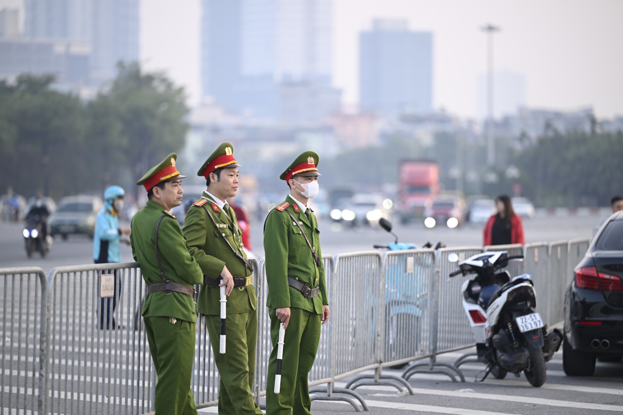 Lực lượng an ninh cũng có mặt để đảm bảo an ninh trước trận đấu.
