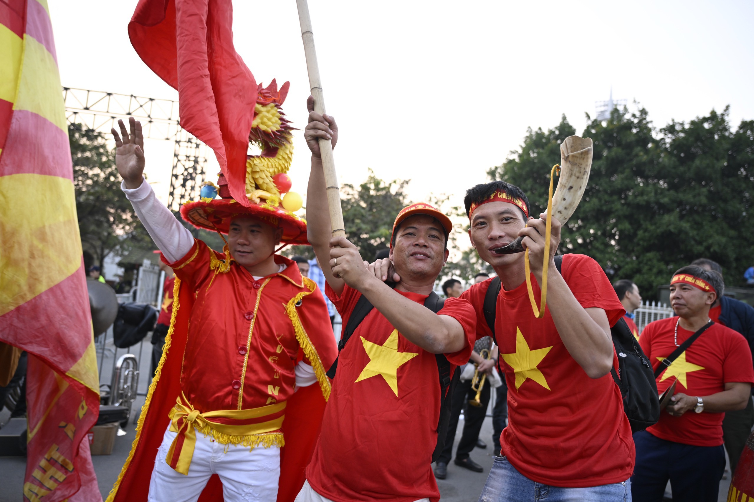 Hàng nghìn CĐV mang theo áo cờ đỏ sao vàng, cờ, loa... đổ về sân vận động Mỹ Đình từ sớm để cổ vũ cho đội tuyển Việt Nam