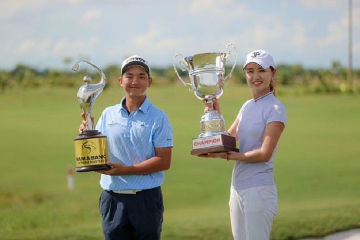 Golfer Nguyễn Anh Minh (trái)