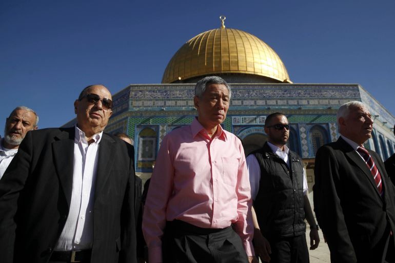 Thủ tướng Singapore Lý Hiển Long (giữa) năm 2016 thăm khu nhà thờ al-Aqsa ở Đông Jerusalem, vùng lãnh thổ Israel kiểm soát. Ảnh: AP
