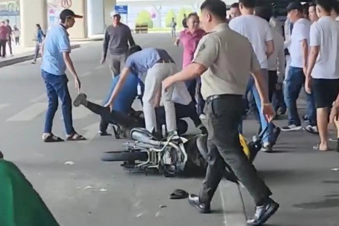 Lực lượng an ninh và hành khách tại sân bay khống chế 2 thanh niên đi xe máy