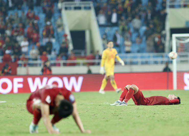 Sau khi trận đấu giữa ĐTVN và Iraq kết thúc, nhiều cầu thủ Việt Nam đổ gục xuống sân