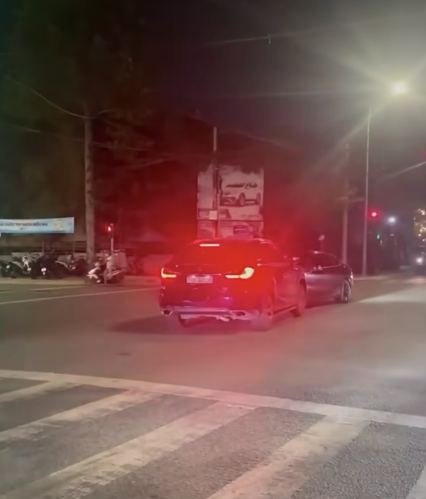 Xe Lexus và xe&nbsp;Vinfast húc nhau&nbsp;tại giao lộ. Ảnh cắt từ clip